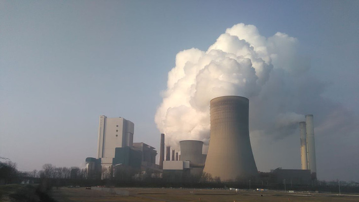 Das Kohlekraftwerk in Niederaußem bei Grevenbroich gehört RWE.
