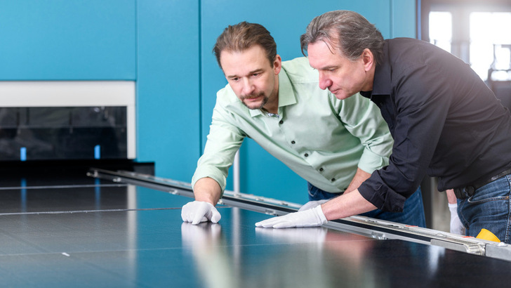 In Ottendorf-Okrilla bei Dresden entstand eine moderne Fabrik, um die PVT-Kollektoren zu fertigen.