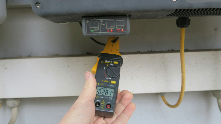 Bevor man am DC-Stecker eines Wechselrichters zieht, sollte man zuerst mit einer Stromzange prüfen, ob der Strang stromlos ist. - © Photovoltaikbüro
