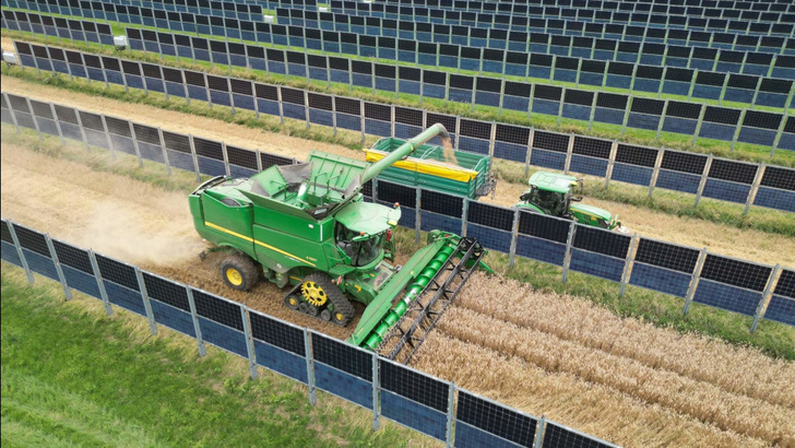 Die landwirtschaftliche Nutzung bleibt zwischen den Modulen des neuen Agri-Solarparks weiterhin möglich.
