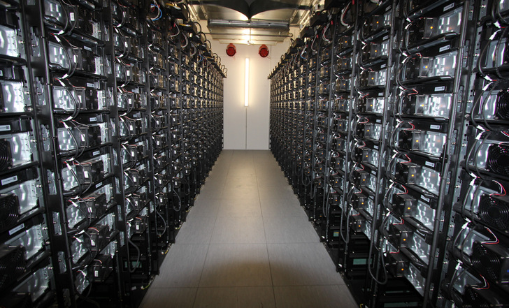  Ein Großspeicher von Intilion bei der Firma Max Bögl.