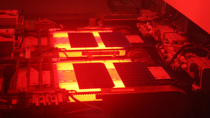 Die Modulfabrik von Solarwatt in Dresden ist weitgehend automatisiert. - © Heiko Schwarzburger
