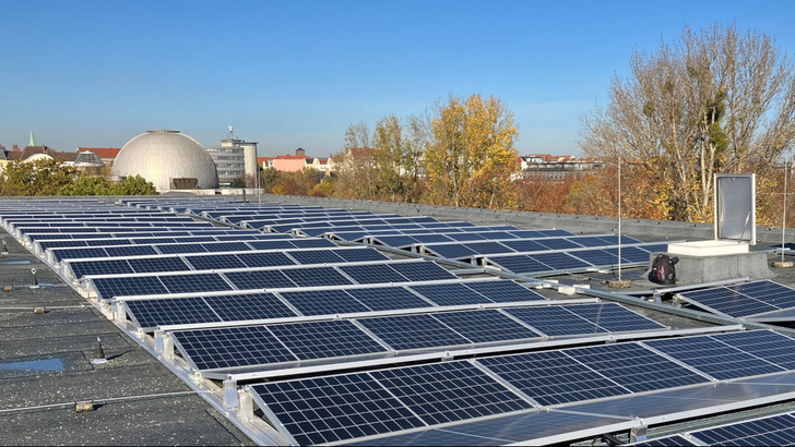 In Pankow sind schon mehrere Solaranlagen installiert, wie diese hier auf dem Dach der Schule am Planetarium. - © Berliner Stadtwerke
