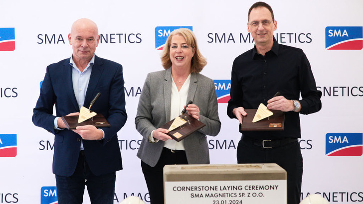 SMA-Magnetics-Chef Jacek Maciejewksi (links), SMA-Finanzvorständin Barbara Gregor und Klaus Petry, bei SMA für das globale Geschäft zuständig, haben den Grundstein in Krakow gelegt. - © SMA
