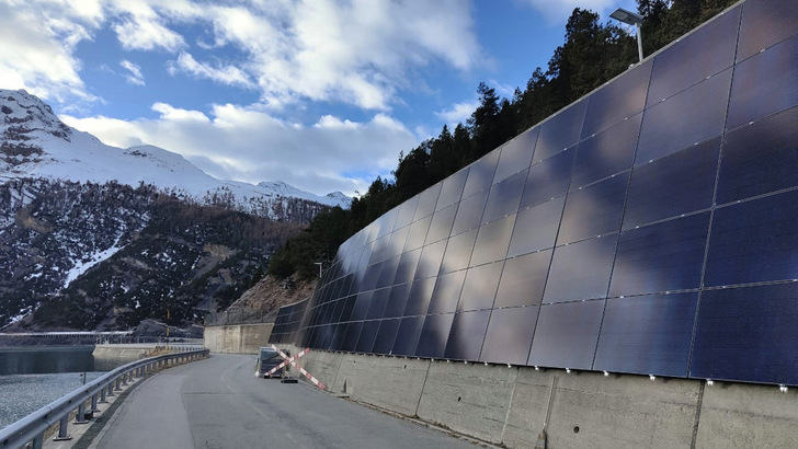  Die Solitek-Module sind perfekt für die Winterstromversorgung an der Stützmauer angebracht.