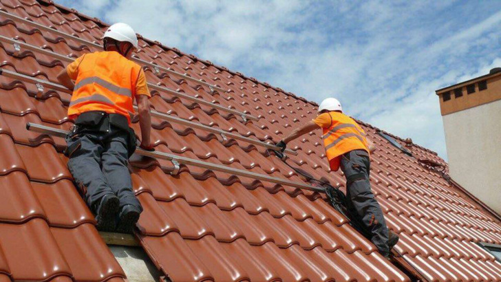  Montage des Untergestells an einem Steildach.