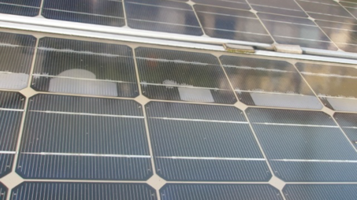  Hier sind die Delaminationen wie Luftblasen erkennbar.