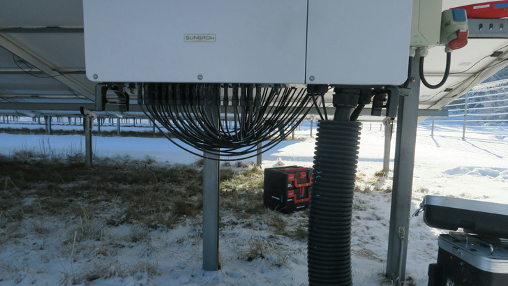 Meist sind die Stränge nur zugänglich, wenn der Solarteur im Matsch kniet und an der Unterseite des Wechselrichters fummelt… - © PV-Büro
