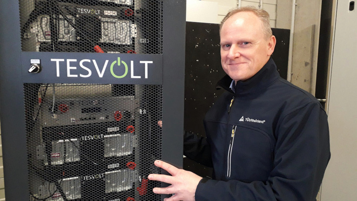  Der TÜV Rheinland prüft und zertifiziert Gewerbespeicher, um die Sicherheit für Investoren zu erhöhen.