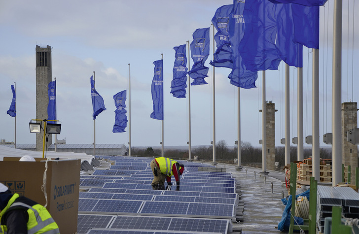 Installation des Solargenerators auf dem Dach des Berliner Olympiastadions.