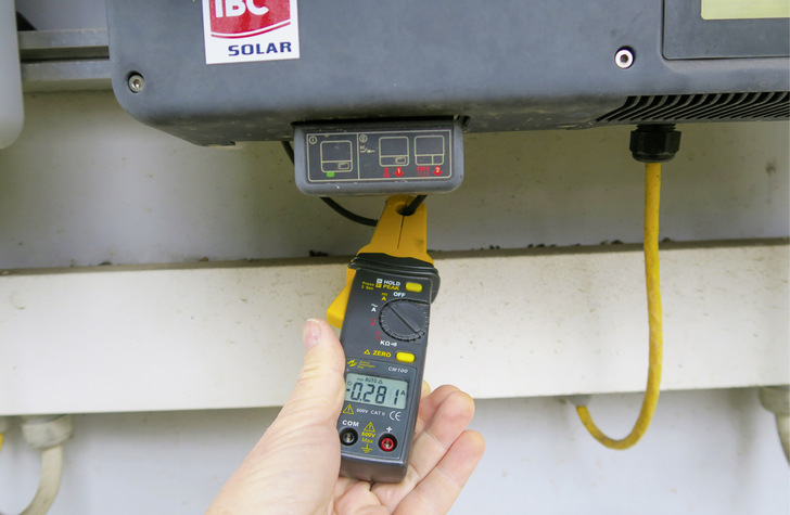 Messung des Stromflusses am DC-Eingang des Wechselrichters. - © Foto: Photovoltaikbüro
