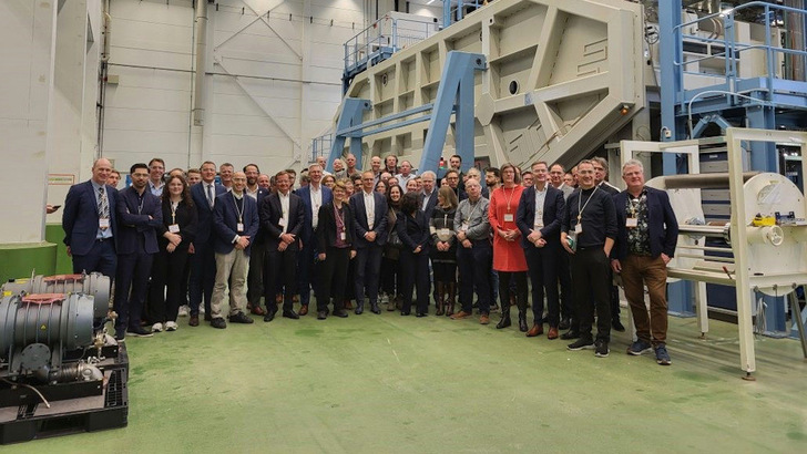  Die Partner von Solar NL in der Folienfabrik von Hyet Solar in Arnhem.