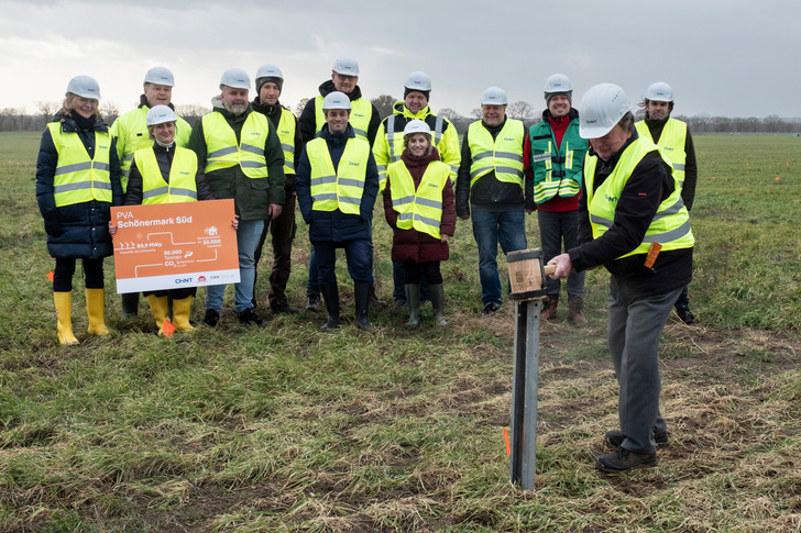 Erwin Jahnke, Bürgermeister der Gemeinde Stüdenitz-Schönermark, hat symbolisch den ersten Pfahl der Anlage in den Boden gerammt. - © Chint Solar Europe, Jens Wegner
