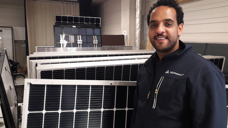 Hamza Maaroufi ist Experte für Solarmodule beim TÜV in Köln. - © Heiko Schwarzburger
