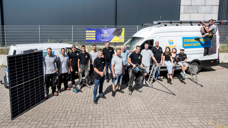 Das Team von Biber Solarkonzept hat das harte Audit durch den TÜV mit Bravour bestanden. - © Biber Solarkonzept
