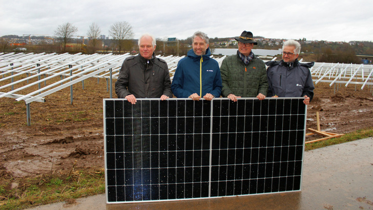 Das erste Modul gehört der Politik: Baubeginn am neuen Solarpark bei Tübingen. - © Stadtwerke Tübingen
