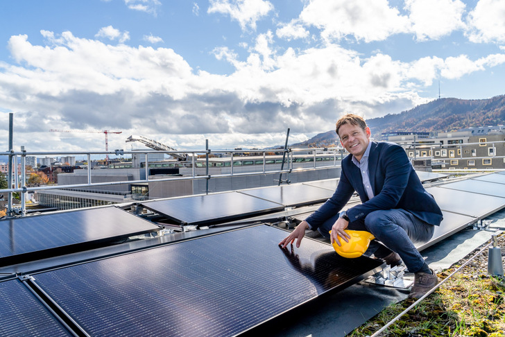 Renera Energy hat sich auf Solarstromanlagen auf dem Dach und im Freiland spezialisiert. Hier eine andere Dachanlage in der Schweiz. - © Renera Energy Germany
