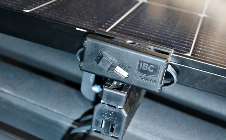 Über den Schieberegler an der Seite der neuen Klemme von IBC Solar kann der Handwerker die Rahmenhöhe des Moduls einstellen. - © Velka Botička
