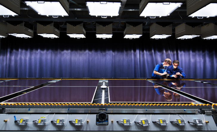  Der TÜV Rheinland prüft die Qualität von Solarmodulen, Stromspeichern und Ladesäulen. Hier ein großer Sonnensimulator in Köln.