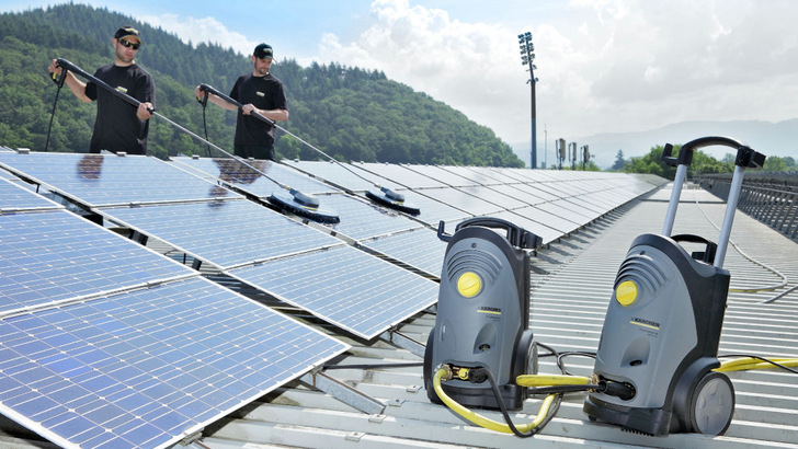 Die Reinigung der Solarmodule gehört in die Hände von Fachleuten, die über entsprechendes Equipment verfügen. - © Kärcher
