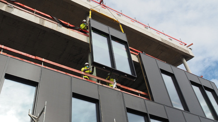 Für die Fassade des Unternehmenssitzes von Drees & Sommer in Stuttgart wurden solare Fertiglemente genutzt. Sie sind Grundlage der Standardlösung, die entwickelt werden soll. - © Drees & Sommer
