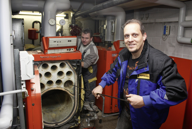 Reinigung der Züge eines Gaskessels: Fossile Feuerungen sollen bald der Vergangenheit angehören.