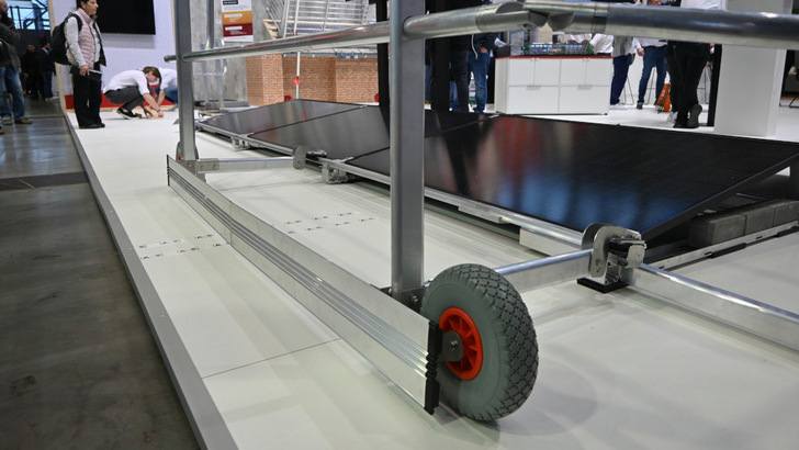  Die rollende Absturzsicherung ist direkt mit dem Montagesystem gekoppelt und erlaubt auch Handwerkern den Aufenthalt auf dem Dach, die keine PSA-Ausbildung haben.