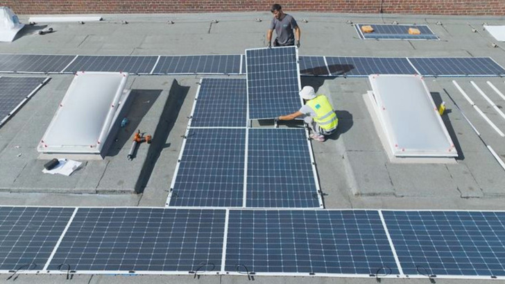  Installation der Module auf dem Flachdach von Stauder.