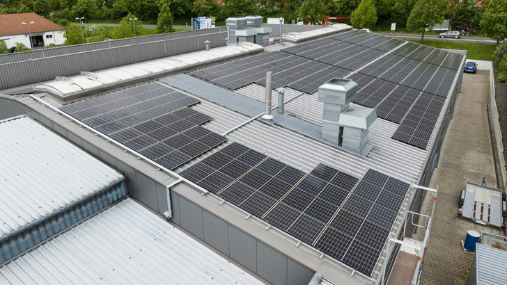  Immer mehr Gewerbedächer werden für die solare Energiewende erschlossen.