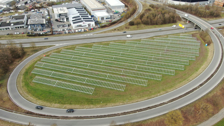  Wie hier in Tübingen entdecken Stadtwerke und kommunale Anleger bislang ungenutzte Flächen, um sie mit Solarstrom zu veredeln.