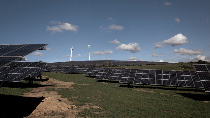  Die Photovoltaik ist zusammen mit der Windkraft das Rückgrat der künftigen Energieversorgung. Das gelingt aber nur mit einer Kopplung der Sektoren Strom, Wärme und Mobilität.