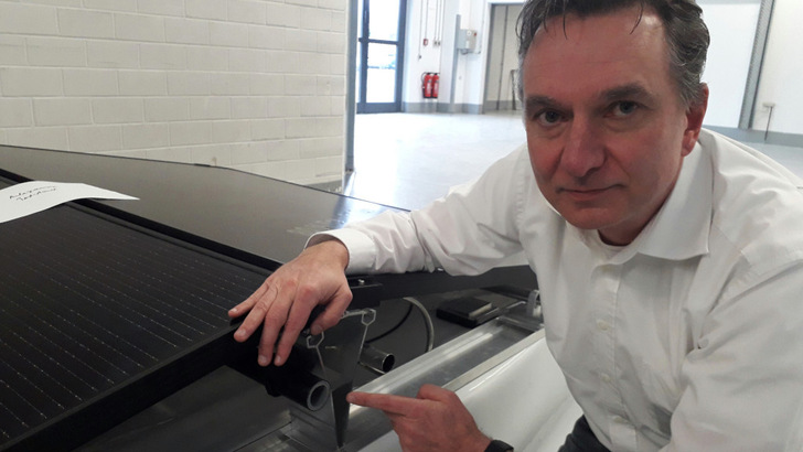  Bei unserem Besuch im Werk erläutert Wilhelm Stein die PVT-Technik. Er ist CEO von Sunmaxx.
