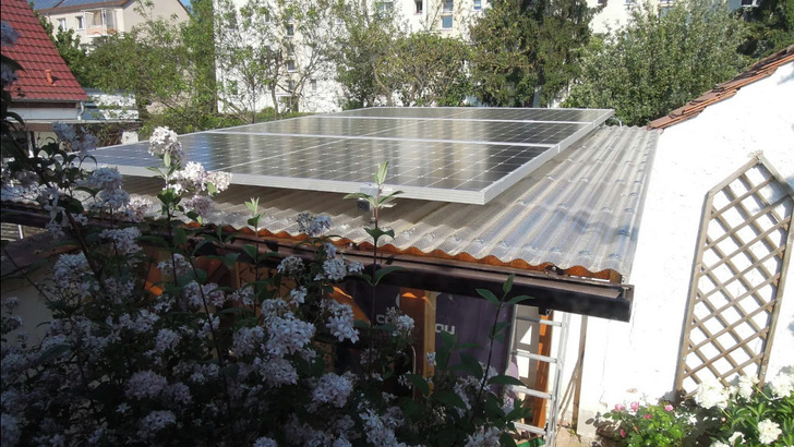  Mit diesen drei Modulen versorgt sich der Hauseigentümer von Mai bis September mit Warmwasser.