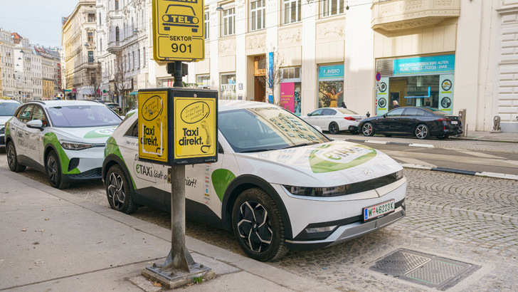 Der Taxistandplatz in der Porzellangasse in Wien wurde mit einer automatischen E-Ladestation für Elektroautos ausgestattet - © FOTObyHOFER
