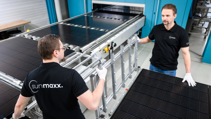 Sunmaxx betreibt in Ottendorf-Okrilla bei Dresden eine PVT-Produktion mit einer Kapazität von 50 Megawatt pro Jahr. - © Frank Grätz
