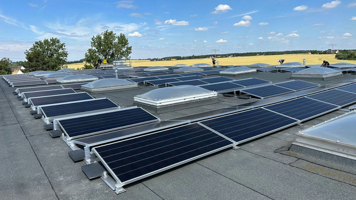 Den Solarstrom aus der neuen Anlage nutzt Party Rent direkt vor Ort. - © Powertrust

