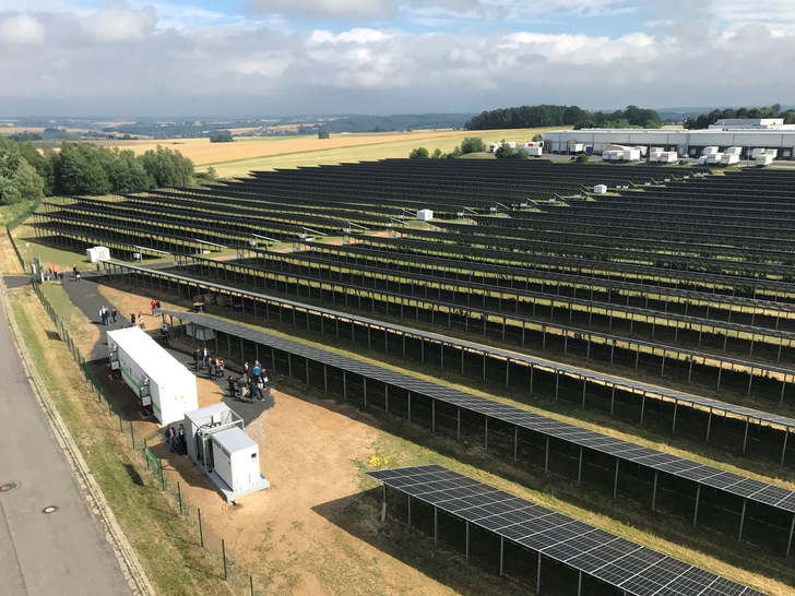 Batteriecontainer am Solarpark in Großschirma. - © Tesvolt
