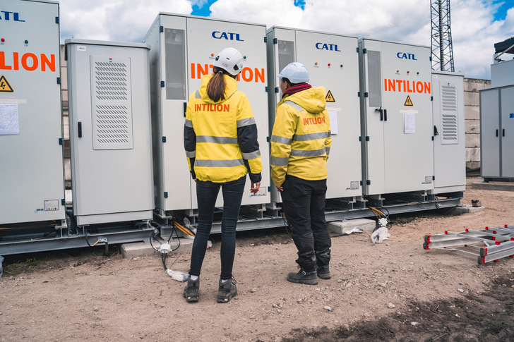  Outdoorsysteme verfügen jeweils über eine Kapazität von zwölf Megawattstunden.