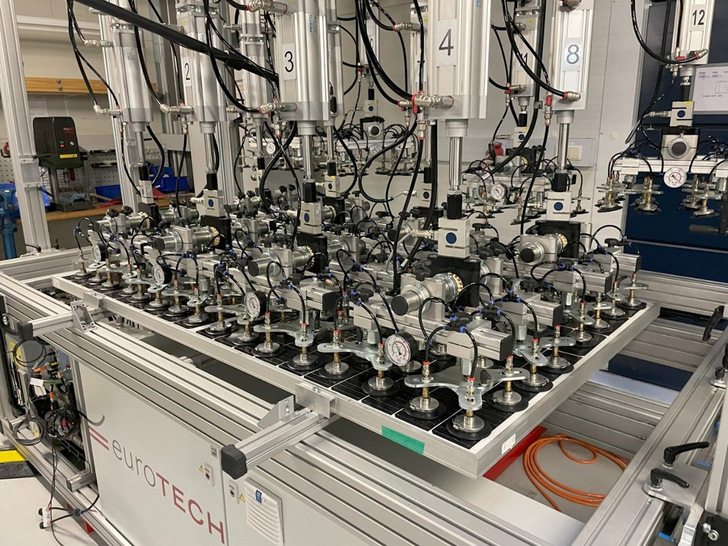  Über 192 Ansaugplatten wird die Verbiegung des Solarmoduls gemessen.