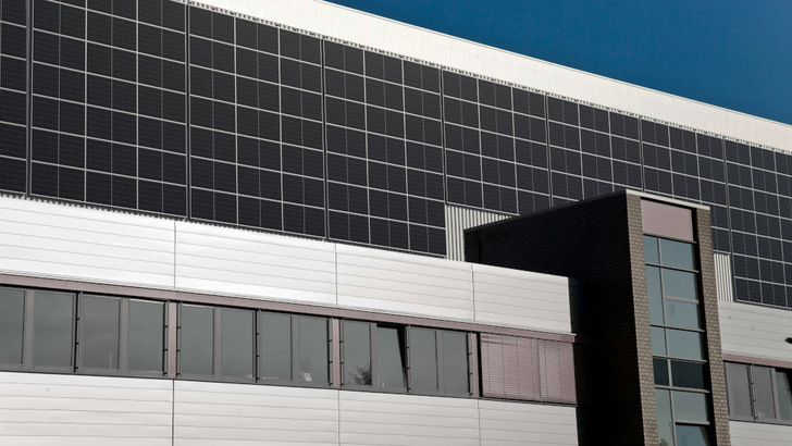 Erfahren Sie im Webinar, wie Sie Solaranlagen an Trapezblechfassaden montieren. - © K2 Systems
