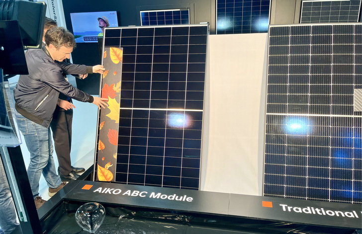 ABC-Modul (links): Da die Vorderseite keine Kontaktfinger benötigt, ist sie komplett schwarz.