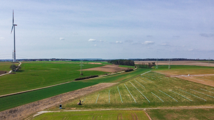 Im Februar haben mit dem Rammen der speziell beschichteten Pfosten des Montagesystems die Bauarbeiten für den neuen Solarpark begonnen. - © Windpower
