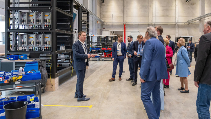  Firmenchef Franz-Josef Feilmeier (links) führte einige Gäste persönlich durch das neue Werk.