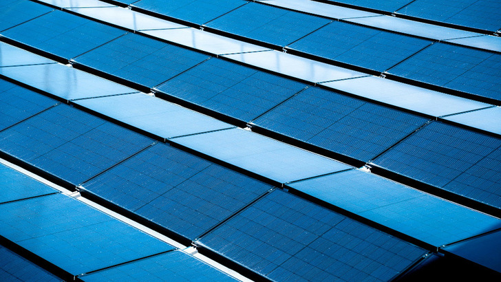 Eines der Solardächer mit Modulen mit Meyer Burger. - © Infomaniak

