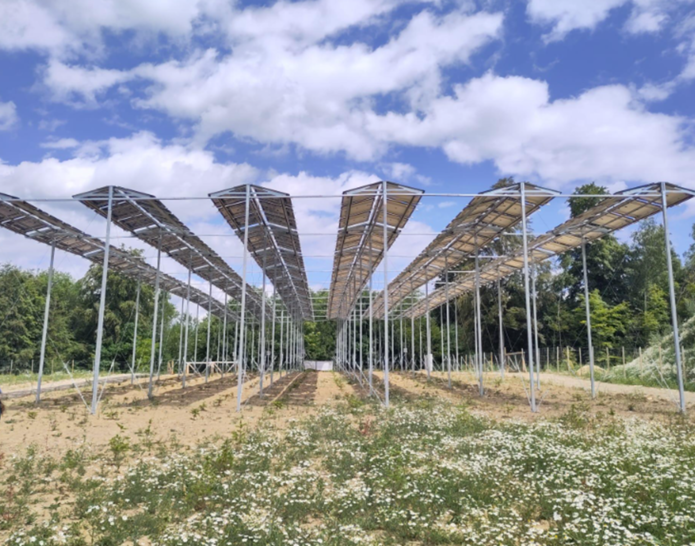 Der Strom aus der Photovoltaikanlage mit 135 Kilowatt wird vorrangig vom Quarzsandwerk vor Ort selbst genutzt. - © Fraunhofer ISE
