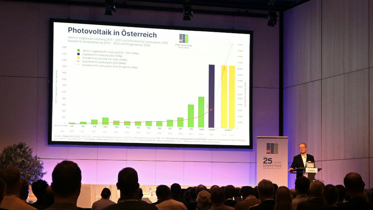 Herbert Paierl, Vorstandsvorsitzender von PV Austria stellt auf dem diesjährigen Frühjahrskongress der österreichischen Solarbranche die Zubaudaten vor. - © Velka Botička
