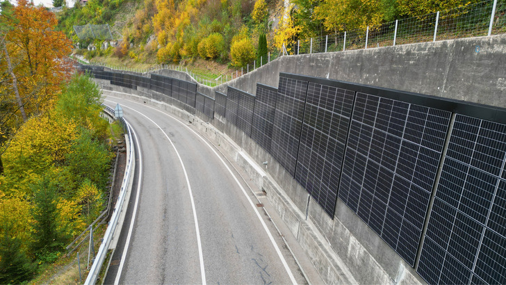 Die Montage der Module an der Stützmauer hat den Vorteil, dass die Anlage vor allem im Winter mehr Ertrag liefert als eine herkömmliche Aufständerung. - © Foto: Zenna
