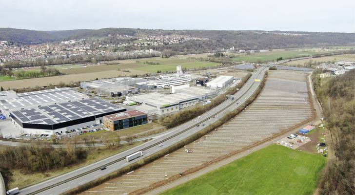 Der Solarpark Traufwiesen besteht aus mehreren Abschnitten an der B 27. - © Foto: Stadtwerke Tübingen
