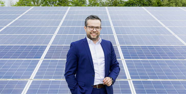 Christoph St﻿rasser
 ist CEO von Maxsolar aus Traunstein. Die Firma ist auf innovative Energielösungen für Unternehmen und Kommunen spezialisiert. 2009 gegründet, hat sie inzwischen mehr als 210 Mitarbeiterinnen und Mitarbeiter an fünf Standorten in Deutschland. Maxsolar plant, baut und betreibt Photovoltaik­anlagen, Energiespeicher, Ladeinfrastruktur sowie Wind- und Wärmelösungen in integrierten Systemen. Die aktuelle ­Projektpipeline umfasst über 6,5 Gigawatt. - © Foto: Max Solar
