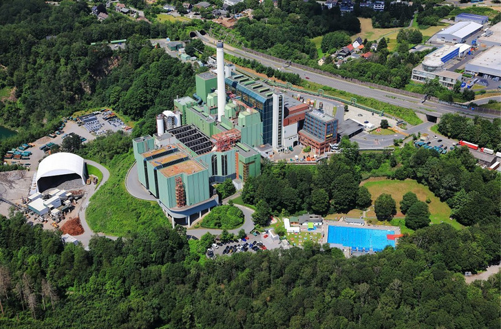 Der Blick einer Drohne auf das 
Müllheizkraftwerk Korzert. - © Foto: AWG
